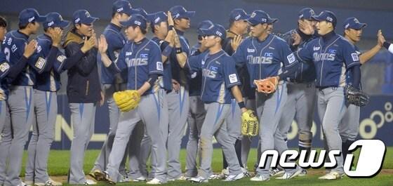 본문 이미지 - NC 다이노스가 22일 잠실구장에서 열리는 2015 타이어뱅크 포스트시즌 플레이오프(5전 3선승제) 두산 베어스와의 4차전 선발 라인업을 3차전과 동일하게 구성했다. ⓒ News1