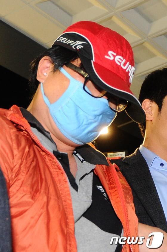 본문 이미지 - 4조원 다단계 사기사건을 벌인 조희팔 조직의 전산을 총괄했던 배상혁(44)이 22일 오후 도주 7년 만에 구미 은신처에서 검거돼 대구경찰청으로 압송되고 있다. 2015.10.22/뉴스1 ⓒ News1 이종현 기자