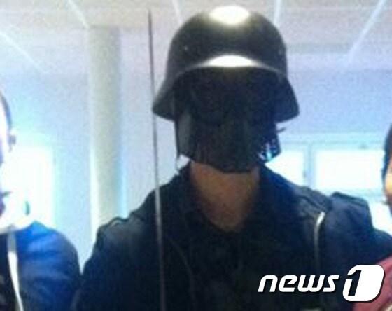 본문 이미지 - 스웨덴 학교 총기난사 용의자가 범행에 앞서 학생들과 찍은 사진. 구 독일 헬멧에 검은 마스크를 착용해 할로윈코스튬으로 학생들은 오인했다 ⓒ AFP=뉴스1