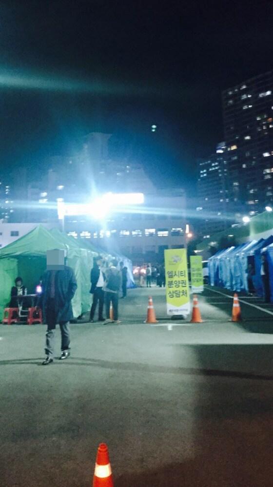 본문 이미지 - 최근 부산지역 분양된 아파트 대다수가 높은 청약률을 보였으나 실제로는 계약률이 떨어지면서 미분양 아파트가 속출해 엘시티도 정식계약에서는 높은 분양가로 인해 계약포기자들이 대거 발생할 가능성이 크다.  조탁만기자ⓒ News1