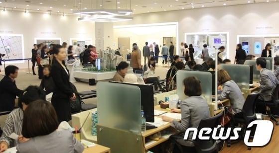 본문 이미지 - 모델하우스를 찾은 방문객들은 주로 중장년층이 많았으며 증여나 투자 목적의 방문도 적지 않았다. ⓒ News1