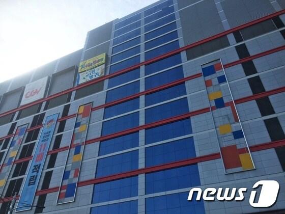 본문 이미지 - 휴대폰 판매점들이 밀집한 서울 구로 신도림 테크노마트. ⓒ News1