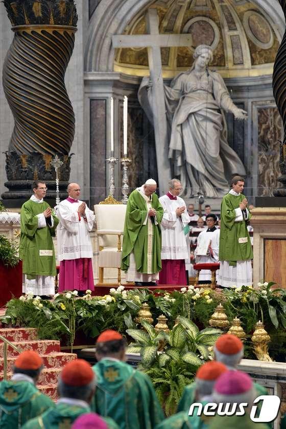 본문 이미지 - 프란치스코 교황이 25일 바티칸 산피에트로대성당에서 제14차 세계주교대의원회의(시노드)를 위한 미사를 집전하고 있다. ⓒ AFP=뉴스1 ⓒ News1 최종일 기자