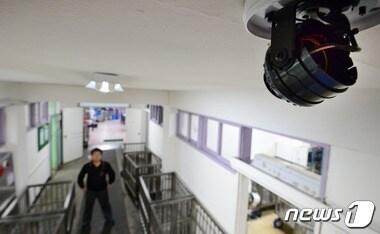 본문 이미지 - 급식비 횡령 의혹에 휩싸인 서울 은평구 충암고등학교 급식 조리실에 CCTV가 설치됐다.