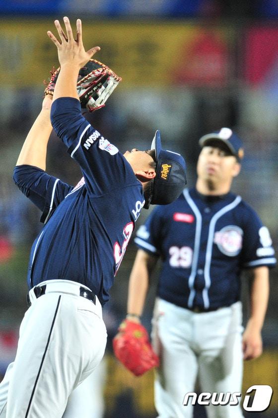 본문 이미지 - 두산 베어스가 27일 대구구장에서 열리는 삼성 라이온즈와의 한국시리즈 2차전 승리를 가져가려면 실책을 주의해야 한다.ⓒ News1 최창호 기자