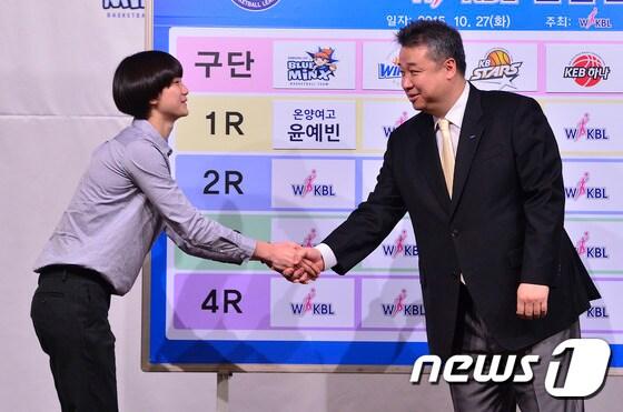 본문 이미지 - 27일 오전 서울 강남구 청담동 리베라호텔 베르사이유홀에서 열린 2016 WKBL 신인선수 선발회에 서 임근배 삼성생명 블루밍스 감독이 전체 1순위로 지명한 윤예빈과 악수를 하고 있다. 2015.10.27/뉴스1 ⓒ News1 신웅수 기자