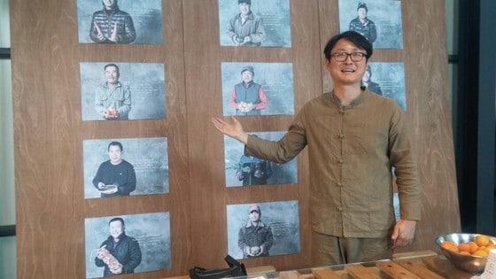 본문 이미지 - 홍창욱 무릉외갓집 영농조합법인 실장이 꾸러미 사업에 동참한 농민들의 사진을 가르키며 설명하고 있다. ⓒ News1