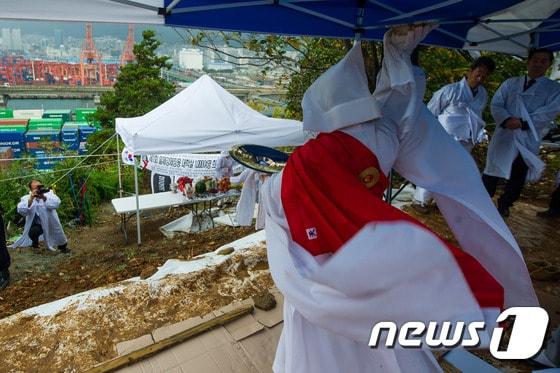본문 이미지 - 27일 오전 부산 남구 문현동 일원에서 열린 ‘제1회 부산항 강제징용 노동자 희생자 추모제’가 열리고 있다. 이날 추모제는 일제강점기 조선인 노무자들이 부산항 일대 지하 어뢰공장에서 강제 노역하다가 숨진 1000여명의 넋을 위로하고 유해 발굴 작업을 촉구하기 위해 마련됐다.  2015.10.27/뉴스1 ⓒ News1 이승배 기자