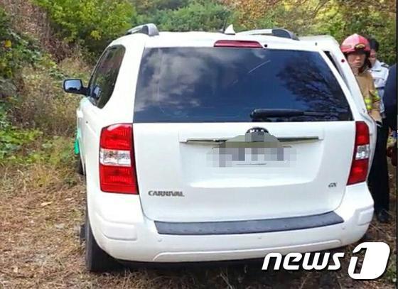 본문 이미지 - 슈스케 출신 가수 김현지씨가 27일 오후 3시50분께 익산시 왕궁면 동용길 복심사 주차장에 주차된 카니발 승용차 안에서 고모(33)씨, 이모(33)씨와 함께 숨진 채로 발견됐다. 이들이 타고 있던 차량은 광주광역시에서 렌트한 것으로 확인됐다. 경찰은 렌트카 업체 사장으로부터 신고를 받고 GPS 추적 끝에 차량을 발견했다.ⓒ News1