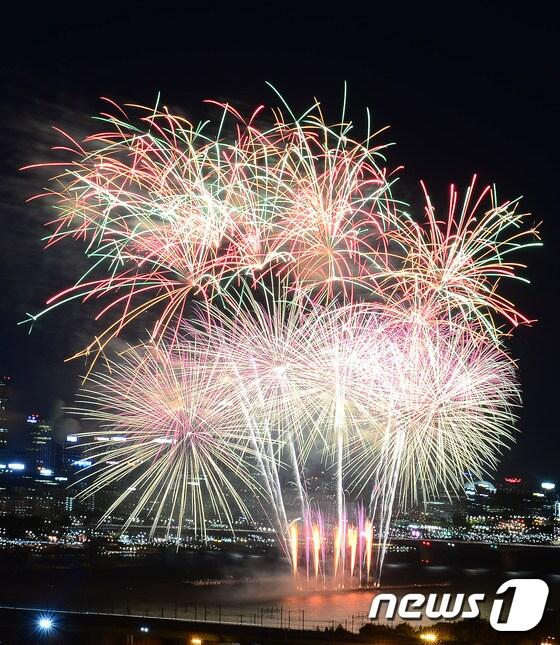 본문 이미지 - 지난해 10월 3일 서울세계불꽃축제 중 한장면 /뉴스1 ⓒ News1 임세영 기자