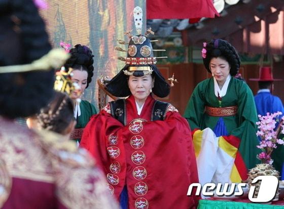 본문 이미지 - 30일 창경궁에서 열린 궁중연례약 '왕조의 꿈, 태평서곡’ 공연 모습. 대표 연극배우 박정자씨(가운데)가 정조의 어머니인 혜경궁 홍씨 역할을 맡았다. 이하 사진-문화체육관광부 제공.  ⓒ News1