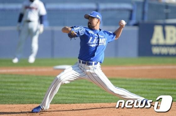 본문 이미지 - 31일 오후 서울 잠실야구장에서 열린 2015 KBO리그 한국시리즈 5차전 삼성 라이온즈와 두산 베어스의 경기에서 삼성 선발 장원삼이 역투하고 있다. 2015.10.31/뉴스1 ⓒ News1 양동욱 기자