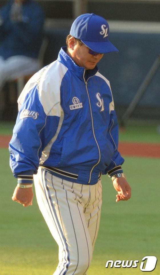 본문 이미지 - 31일 오후 서울 잠실야구장에서 열린 2015 KBO리그 한국시리즈 5차전 삼성 라이온즈와 두산 베어스의 경기 7회초 2사 만루 나바로의 삼진판정에 대해 이의를 제기한 뒤 덕아웃으로 돌아가고 있다.2015.10.31/뉴스1 2015.10.31/뉴스1 ⓒ News1 양동욱 기자