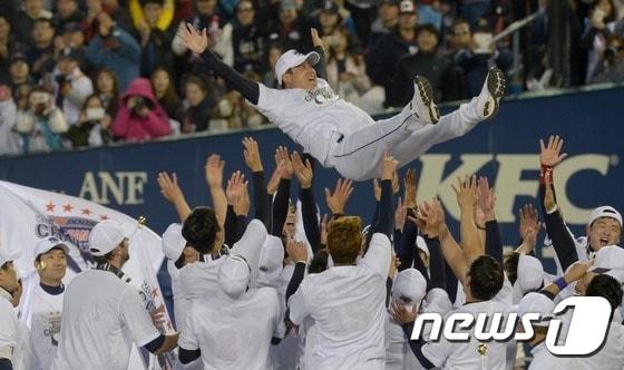 본문 이미지 - 31일 오후 서울 잠실야구장에서 열린 2015 KBO리그 한국시리즈 5차전 삼성 라이온즈와 두산 베어스의 경기가 2대 13 두산베어스의 승리로 끝나며 한국시리즈 우승을 차지한 두산 김태형 감독이 헹가레를 받고 있다. 2015.10.31/뉴스1 ⓒ News1 양동욱 기자