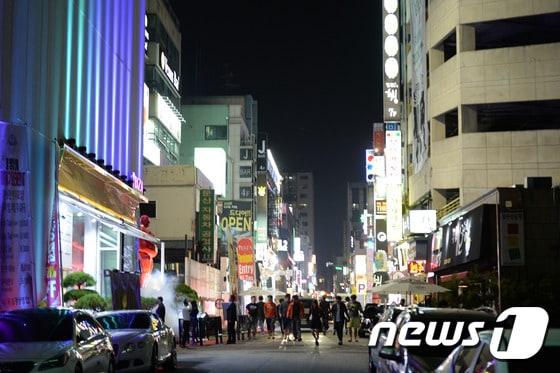 본문 이미지 - 감성주점 10여개 성행하고 있는 대전서구 둔산로 일원 ⓒ News1 신성룡 기자