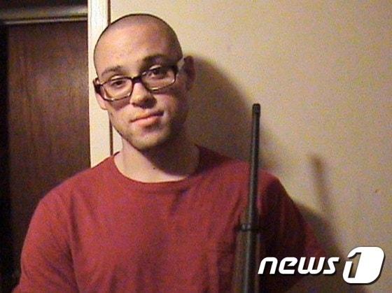 본문 이미지 - 미국 오리건주 총기난사 사건 용의자 크리스토퍼 하퍼 머서가 SNS에 올린 자신의 모습.ⓒ AFP=뉴스1