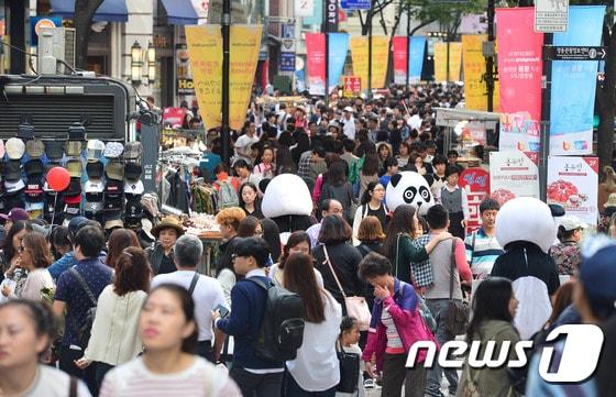 본문 이미지 - 중국 국경절 황금연휴인 4일 오후 외국인 관광객이 즐겨찾는  서울 중구 명동거리가 인파로 가득하다. 2015.10.4/뉴스1 ⓒ News1 변지은 인턴기자