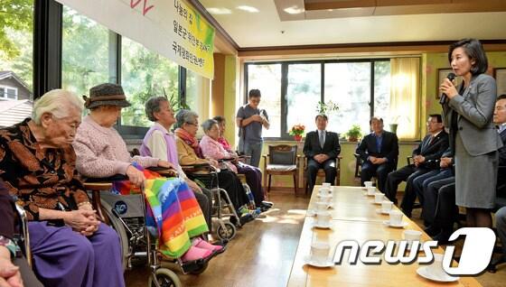 본문 이미지 - 나경원 외교통일위원회 위원장이 5일 오후 경기도 광주시 퇴촌면 나눔의 집에서 위안부 피해 할머니들께 인사말을 전하고 있다. 2015.10.5/뉴스1 ⓒ News1 이재명 기자