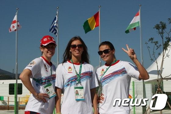 본문 이미지 - 5일 오후  러시아 미녀 수영선수들이 카라반 숙소 앞에서 포즈를  취하고 있다./ⓒ News1