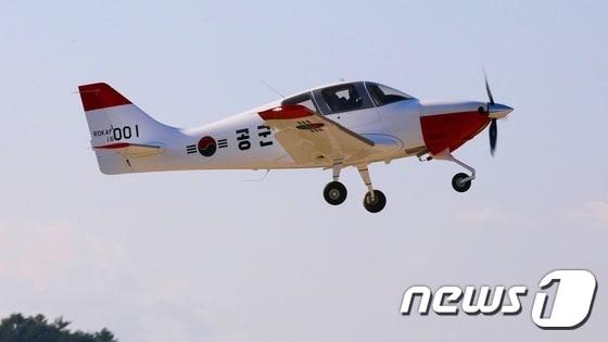 본문 이미지 - 한국항공우주산업(대표 하성용)는 5일 경남 사천공항에서 약 1시간 20분간 KT-100(입문과정 교육용 비행기) 양산 1호기의 초도비행을 성공적으로 마쳤다고 밝혔다. KC-100을 개조한 모델인 KT-100은 공군사관학교 생도들의 비행교육 입문과정에 사용된다. (한국항공우주산업 제공) 2015.10.5/뉴스1