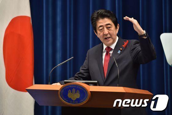 본문 이미지 - 아베 신조 일본 총리가  지난 6일 오전 총리관저에서 TPP 협상 타결과 관련해 기자회견을 열었다. ⓒ AFP=News1