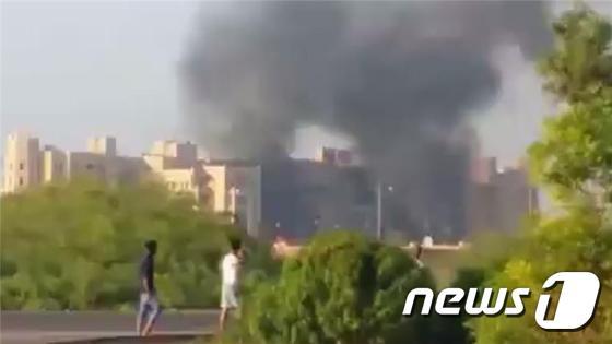 본문 이미지 - 6일(현지시간) 로켓 공격을 받은 예멘 아덴의 카스르 호텔에서 검은 연기가 피어오르고 있다.(출처=트위터) ⓒ News1
