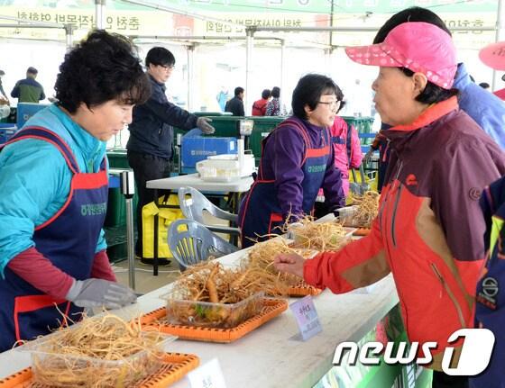 본문 이미지 - '제13회 강원·홍천 인삼·한우 명품축제'가 7일 강원 홍천군 홍천읍 도시산림공원 토리숲에서 개막한 가운데 방문객들이 인삼 판매장을 둘러보고 있다. (뉴스1 DB)