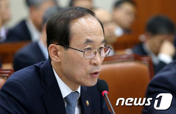 본문 이미지 - 윤성규 환경부 장관이 7일 서울 여의도 국회에서 열린 국회 환경노동위원회의 환경부에 대한 종합감사에서 의원들의 질의에 답하고 있다. ⓒ News1 박지혜 기자