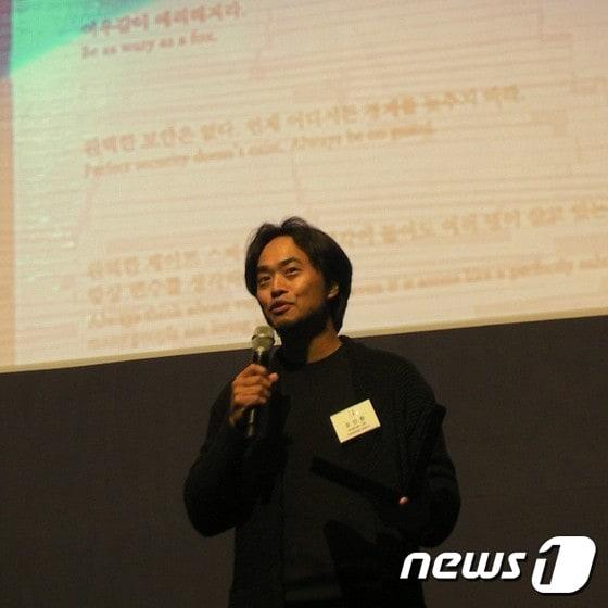 본문 이미지 - 대역배우가 '올해의작가상2015' 수상한 오인환을 대신해 수상소감을 말하고 있다 ⓒ News1