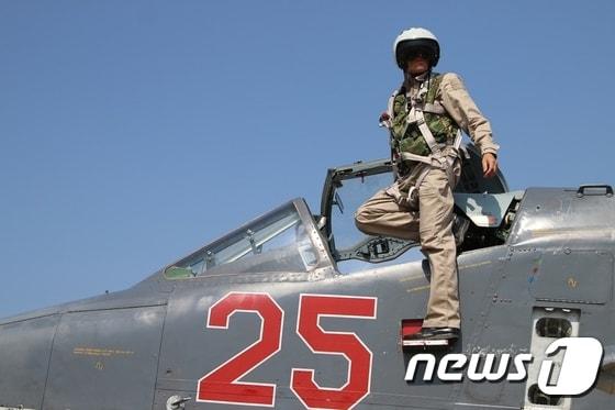 본문 이미지 - 러시아군인이 시리아 라타키아주 흐메이밈 공군기지에 있는 수호이-25에 탑승하고 있다. ⓒAFP=뉴스1