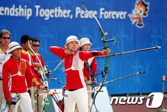 본문 이미지 - 7일 오후 경북 예천진호국제양궁장에서 열린 '2015 경북문경 세계군인체육대회' 리커브 혼성 단체전 결선 중국과 몽골의 경기에서 몽골 선수가 과녁을 조준하고 있다. 몽골은 이 종목에서 금메달을 차지해 종합 16위(금1·은3·동2)를 기록했다. 2015.10.6/뉴스1 ⓒ News1 피재윤 기자