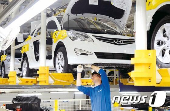 본문 이미지 - 현대자동차 현지 전략 소형차 쏠라리스의 러시아 현지 공장 생산라인 모습(사진제공=현대차)ⓒ News1