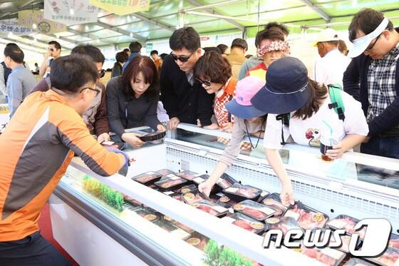 본문 이미지 - 횡성한우축제에서 관광객들이 한우를 구매하고 있다.(자료사진)/뉴스1 DB