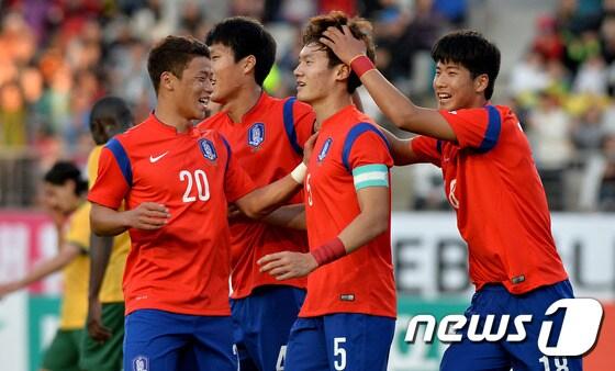 본문 이미지 - 9일 오후 경기도 화성시 향남읍 화성종합경기타운에서 열린 KEB 하나은행 초청 올림픽대표팀 친선경기 대한민국과 호주의 경기에서 추가골을 넣은 연제민이 동료 선수들과 기뻐하고 있다. 2015.10.9/뉴스1 ⓒ News1 이재명 기자