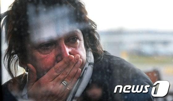 본문 이미지 -  러시아 상트페테르부르크의 풀코보 국제공항에서 한 여성이 자국 민항기 추락 소식으로 충격에 휩싸였다. 2015. 10.31 ⓒ AFP=뉴스1