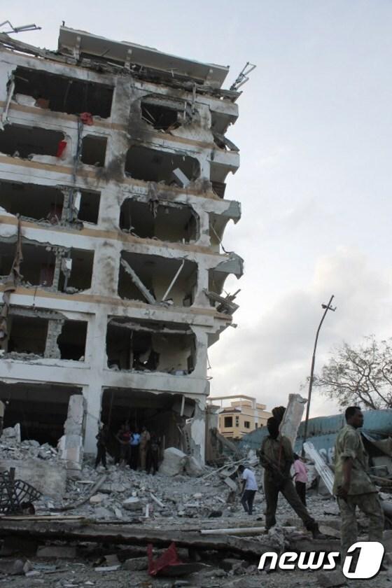 본문 이미지 - 지난 7월 알샤바브 공격으로 파손된 소말리아 모가디슈의 자지라팰리스 호텔의 모습.ⓒ AFP=뉴스1