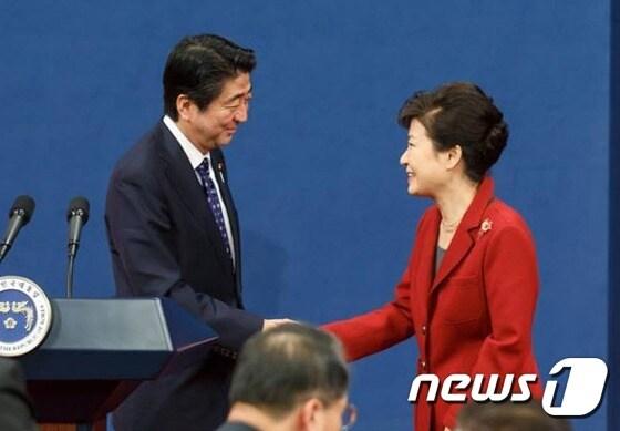 본문 이미지 - 박근혜 대통령이 1일 청와대 춘추관에서 한·일·중 정상회담 공동기자회견에서 아베 신조 일본 총리와 악수하고 있다. (청와대) 2015.11.1/뉴스1 ⓒ News1 이광호 기자