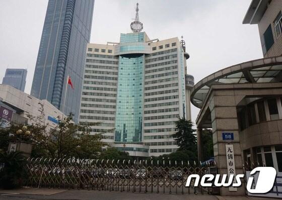 본문 이미지 - 뉴스1 취재진이 다단계 사기범 조희팔의 오른팔 강태용(54)이 도주 7년 만에 검거된 중국 장쑤성 우시시에 있는 우시 공안국을 직접 찾았다. 우리나라 지방경찰청과 비슷한 규모인 우시 공안국 전경/2015.11.2 /뉴스1 김대벽 기자 ⓒ News1