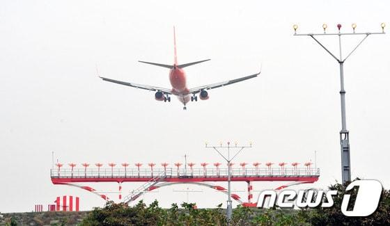 본문 이미지 - 제주공항에 착륙하는 비행기. ⓒ News1 이석형 기자