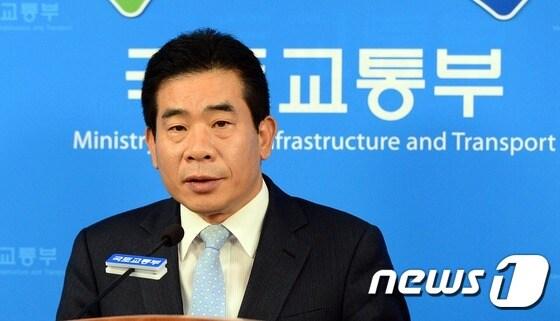 본문 이미지 - 서훈택 국토교통부 항공정책실장이 10일 정부세종청사 국토교통부 기자실에서 제주 제2공항 건립 백브리핑을 마친 뒤 인터뷰를 갖고 있다. 국토부는 이날 제주 신공항 건설 입지가 결정됨에 따라 예비타당성 조사를 실시, 서귀포에 2025년까지 신공항을 건립하겠다고 밝혔다. 2015.11.10/뉴스1 ⓒ News1 장수영