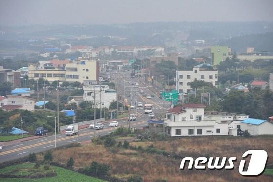 본문 이미지 - 국토교통부는 최근 조달청 나라장터를 통해 '제주 제2공항 건설사업 종합사업관리 도입 방안 연구용역'을 재공고했다고 24일 밝혔다. 제주 제2공항 예정지인 제주 서귀포시 성산읍 신산리 전경. 2015.11.10/뉴스1 ⓒ News1 이석형 기자