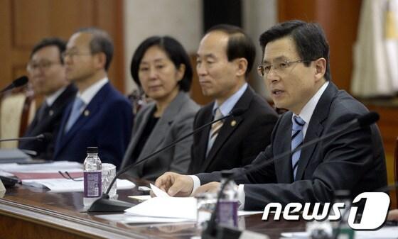 본문 이미지 - 황교안 국무총리가 10일 오후 서울 세종로 정부서울청사에서 열린 국제개발협력위원회에서 모두발언을 하고 있다. 2015.11.10/뉴스1 ⓒ News1 안은나 기자