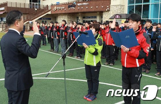 본문 이미지 - 11일 강원 정선 하이원리조트 마운틴 스키하우스 잔디광장에서 직원 및 임원 100여명이 안전결의를 다짐하고 있다. (사진제공=하이원리조트 ) 2015.11.11/뉴스1 ⓒ News1 하중천 기자