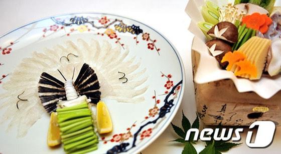 본문 이미지 - 그랜드 힐튼 서울의 일식당 미쯔모모의 안희근 셰프는 통영 청정해역의 제철 참복어를 이용한 코스요리를 제공한다. 사진 제공 / 그랜드 힐튼 서울 ⓒ News1