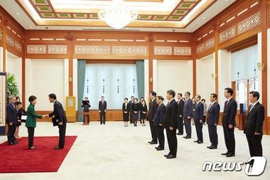 본문 이미지 - 박근혜 대통령이 11일 청와대에서 열린 신임 장차관급 임명장 수여식에서 장차관들에게 임명장을 수여하고 있다.(청와대) 2015.11.11/뉴스1 ⓒ News1 이광호 기자