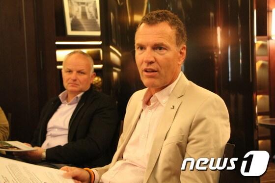 본문 이미지 - 지난 11일 한국인 관광객 유치를 위해 방한한 블랙포레스트 톨슨 루돌프 관광청 대표(사진 왼쪽)가 기자간담회를 가졌다. 사진 오른쪽은 함께 방한한 드루바 호텔의 올라프 드루바 영업이사. 2015.11.12 뉴스1 트래블 ⓒ News1 travel 조용식 기자