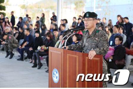 본문 이미지 - 문병호 39사단장이 취임후 첫 신병수료식을 주관하고 있다.(39사단) ⓒ News1 이철우 기자