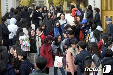 본문 이미지 - 12일 오후 서울 종로구 풍문여자고등학교에서 2016학년도 대학수학능력시험을 마친 수험생들이 고사장 밖으로 나오고 있다. 2015.11.12/뉴스1 ⓒ News1 안은나 기자