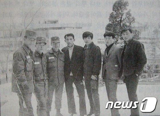 본문 이미지 - 1969년경 전태일 열사(오른쪽 두번째)가 청옥고등공민학교 동창생들과 찍은 기념사진. 전태일은 당시 학창시절을 인생에서 가장 행복했던 때라고 회상한 바 있다.(도봉구 제공)ⓒ News1