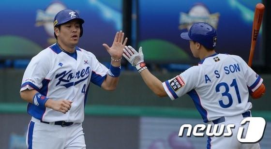 본문 이미지 - 과거 롯데 자이언츠와 야구대표팀에서 한솥밥을 먹었던 강민호(왼쪽)와 손아섭. ⓒ News1 양동욱 기자